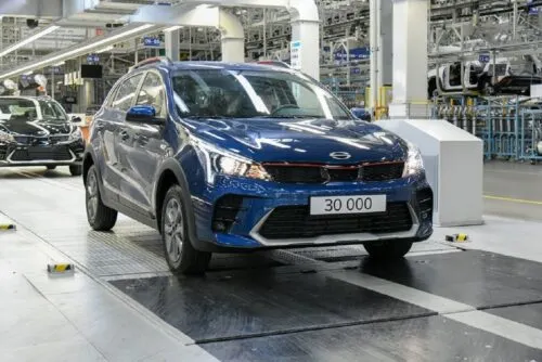 В России снизили цены на четыре бренда автомобилей. Скидки плавают от 18 до 600 тысяч рублей