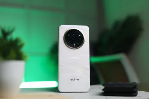 «Лучший смартфон 2025 года». Стильный Realme подешевел на Маркете 