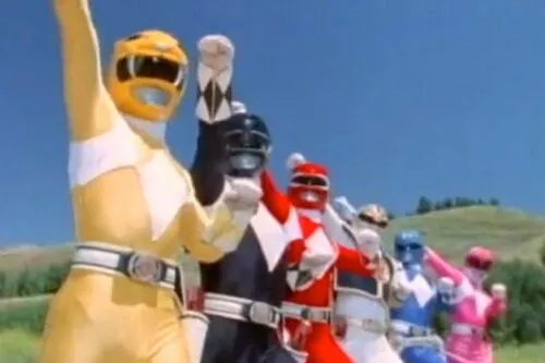 В «Могучих рейнджерах» спустя 30 лет нашли расизм. Почему Желтого рейнджера играла азиатка, а Черного – темнокожий?