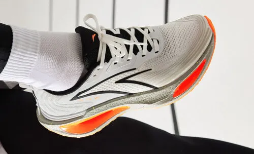 Эти кроссовки очень популярны в Китае. Они получили сочные скидки на Яндекс Маркете