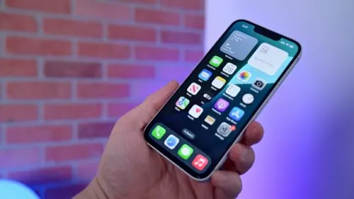 Эксперт долго ходил с iPhone 16e. У этого бюджетного айфона всего три мелких минуса