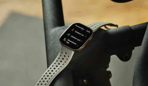 Amazfit только выпустила новые смарт-часы, а их уже можно урвать со скидкой. Их отдают по цене фитнес-браслета