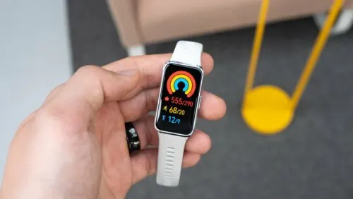 Эксперт оценил новый фитнес-браслет Huawei Band 10. Недавно он подешевел до 3000 рублей