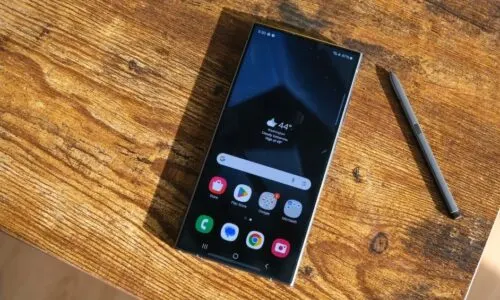 Легендарный Samsung Galaxy подешевел на Маркете. Его можно смело брать и в 2025 году