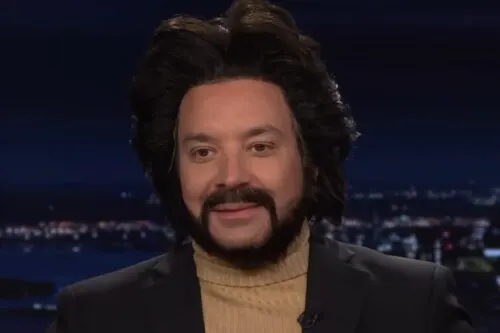 Ведущий вечернего шоу в США очень похож на Филиппа Киркорова. Джимми Фэллон доказал это прямо в эфире