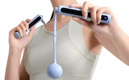 Xiaomi выпустила новую умную скакалку. У неё есть экран и режим прыжков без веревки