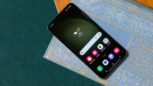 Легендарный компакт Samsung обесценился на Маркете. Его можно смело брать и в 2025 году