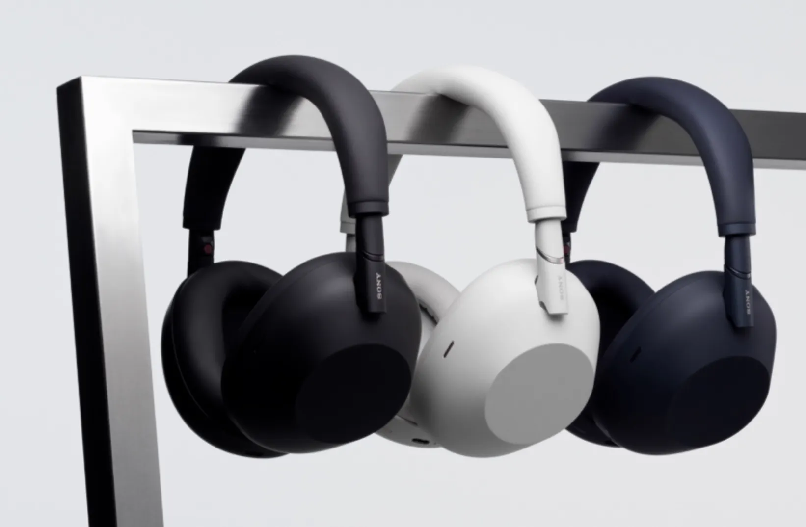 Sony WH-1000XM6 – новые флагманские полноразмерные наушники. У них шустрый чип, потрясающее шумоподавление и складная конструкция