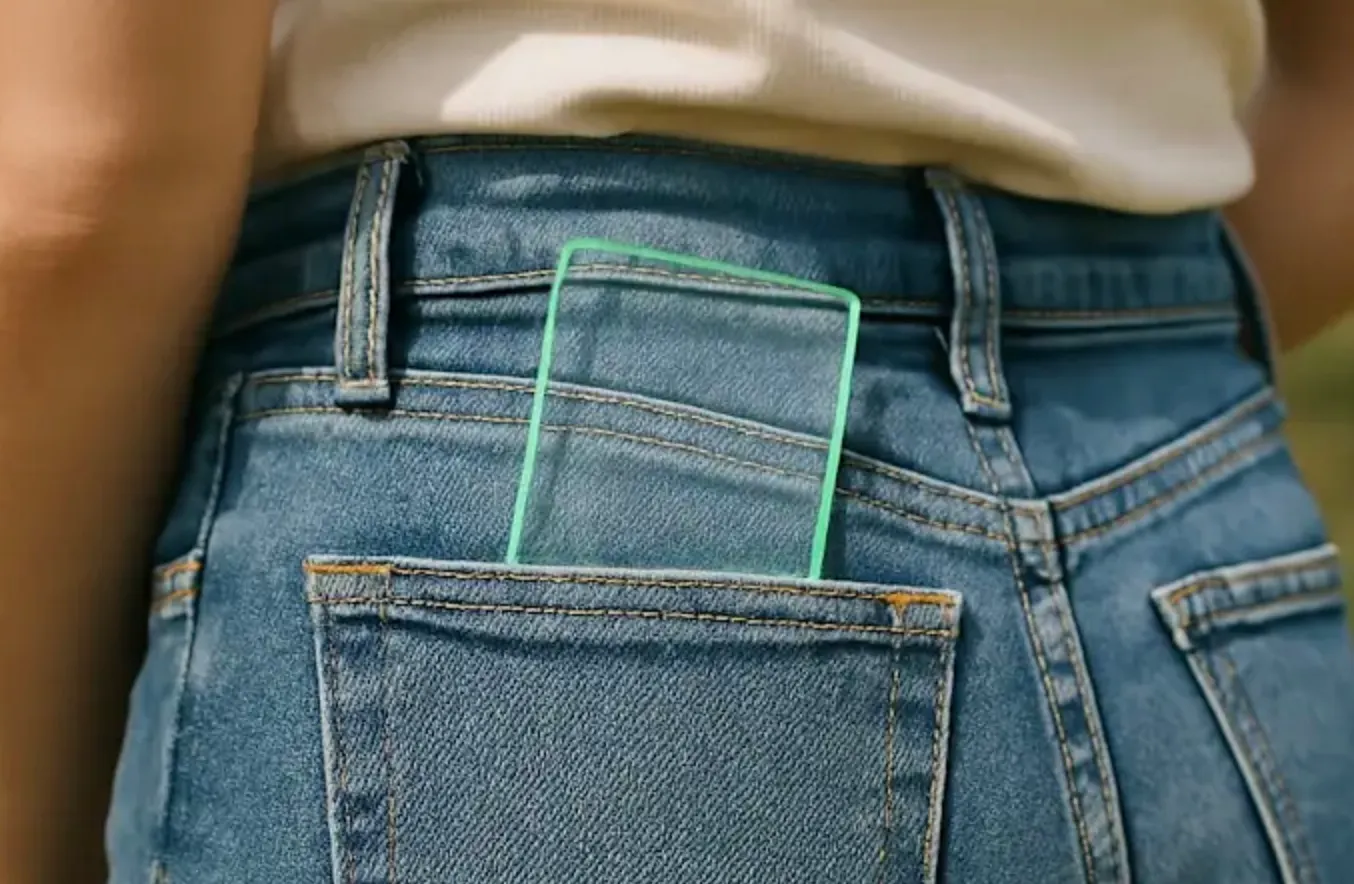 Прозрачный смартфон вызвал переполох в соцсетях. Стоп, это же просто кусок стекла?