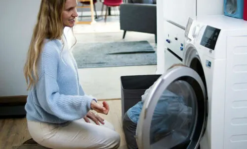 Почему стиральная машина делает минутную паузу перед тем, как открыть дверцу?