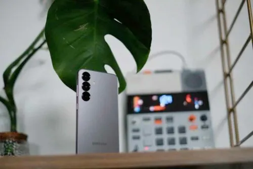 Флагманский Samsung Galaxy рухнул в цене. Это лучший компакт на рынке 