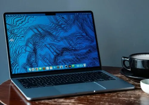 5 ноутбуков, которые реально долго держат заряд. От доступного Tecno до актуального MacBook Air