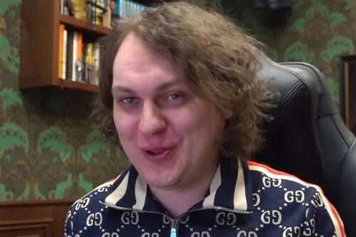 Юрий Хованский все еще продает ту самую грязную квартиру в Санкт-Петербурге. Блогер скинул цену на жилье