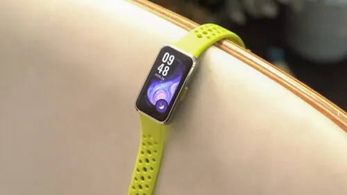 3 лучших смарт-браслета для покупки летом 2025 года. От недооцененного Honor до топового Xiaomi