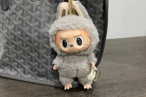 Что находится внутри Лабубу? Люди распетрушили игрушку – у зверька оказалась деталь из человеческого гардероба