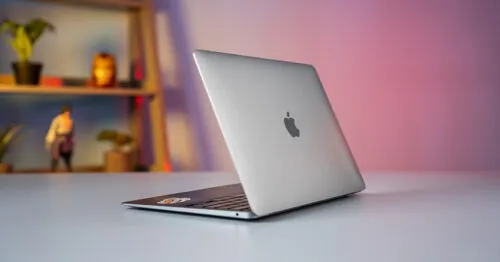 Легендарный MacBook Air M1 отругали эксперты. Неужели правда устарел?