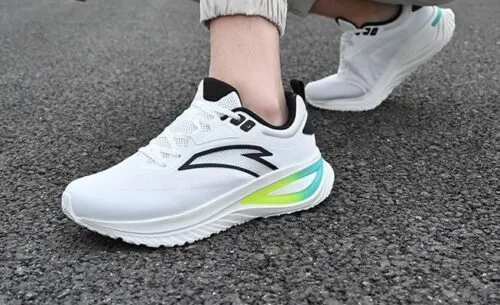 Эти спортивные кроссовки из Китая – достойная замена adidas. Они подешевели на Яндекс Маркете