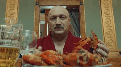 Сериал «Чужие деньги» вышел целиком. Стоит ли смотреть криминальную драму с Матвеевым и Куценко?