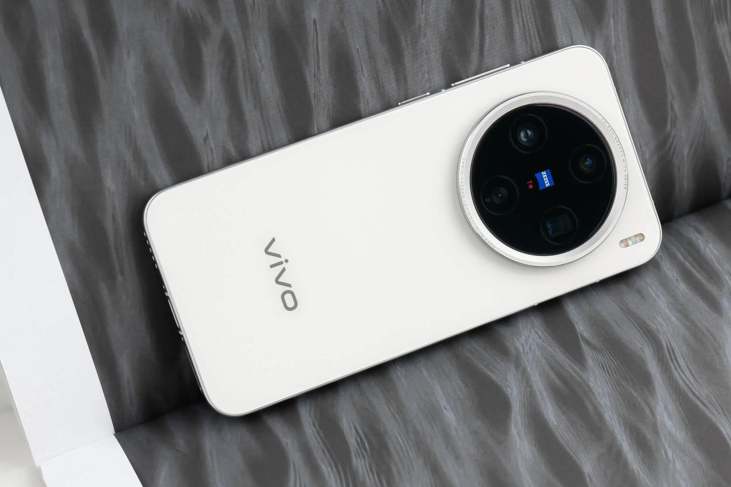 «Только восхищение». Топовый компакт Vivo подешевел на Маркете 