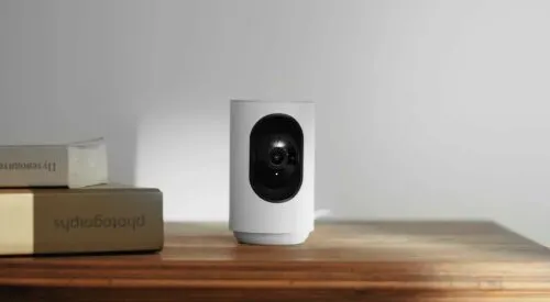 Что умеет первая IP-камера от Яндекса? Она записывает видео в облако и реагирует на людей и шум