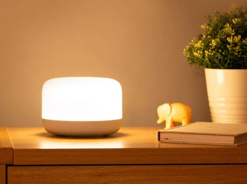 Этот умный светильник Xiaomi с сенсорным управлением и Алисой идеален для спальни. Стоит недорого, но создает уют