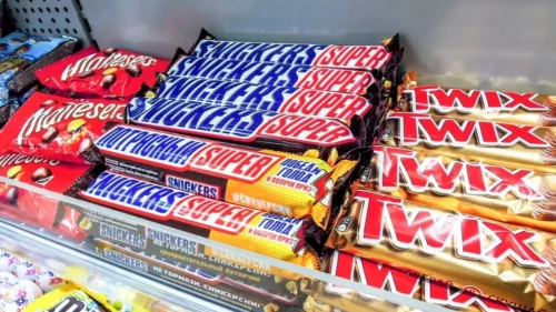 Из магазинов могут исчезнуть Snickers и Twix. Запасов в «Пятерочке» осталось на два месяца