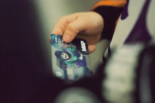 Зачем вас заставляют перевыпускать карты Visa и Mastercard? Банки закрывают хитрую схему с фейковыми платежами