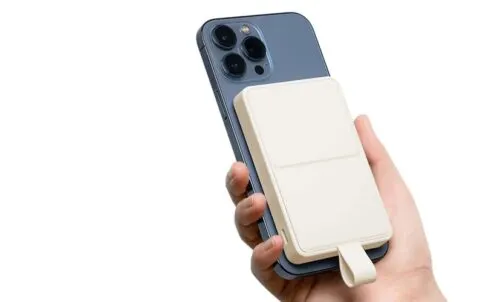 Этот пауэрбанк Xiaomi просто создан для iPhone. Заряжает быстро, держится надёжно, стоит недорого