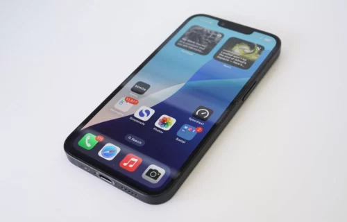 Берите iPhone 16e – он снова подешевел