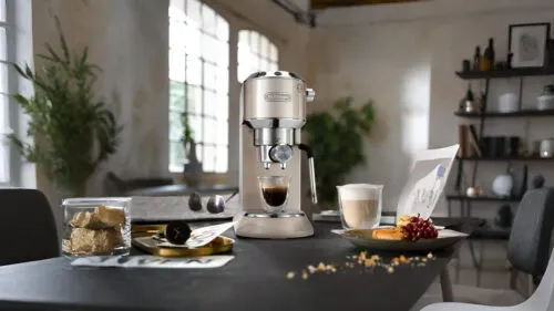 Компактную рожковую кофеварку DeLonghi отдают с огромной скидкой. Качественный гаджет для любителей кофе