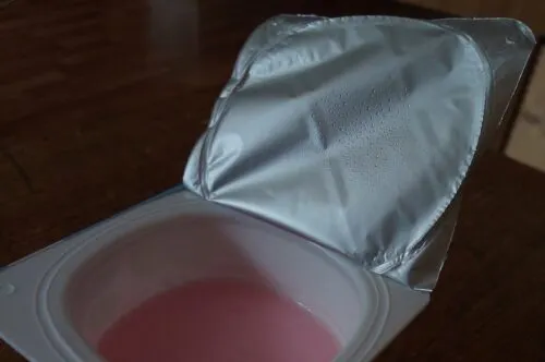 Почему у йогуртов или сметаны рвется крышечка из фольги? Это признак плохого качества