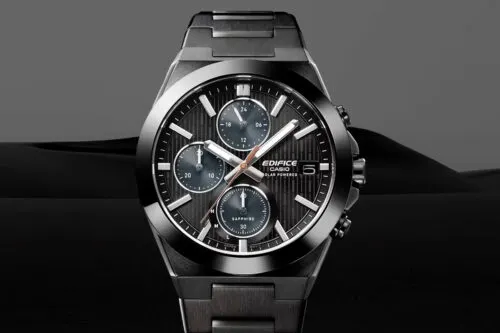 У Casio вышли стильные черные часы. Они заряжаются от солнца и не собирают царапины