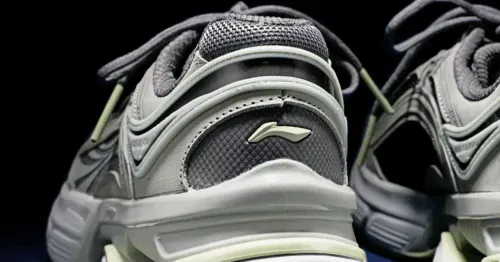 Эти кроссовки – короли китайского рынка. Они получили скидки на Яндекс Маркете