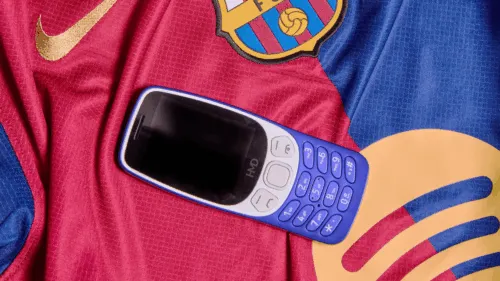 Под брендом Nokia выпустили телефон для фанатов «Барселоны». У аппарата дизайн 1999 года