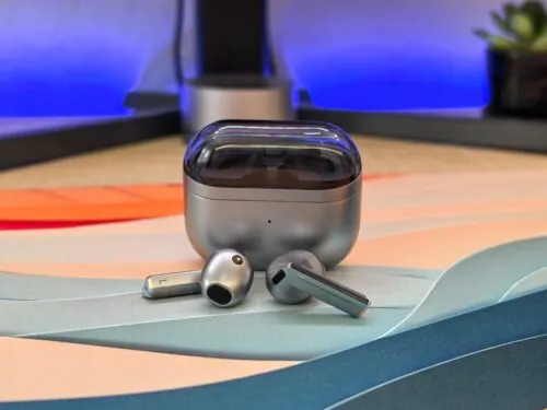 Хитовые наушники Samsung Galaxy рухнули в цене. Теперь их можно брать не глядя