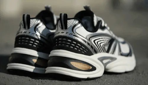 Эти кроссовки разрывают китайский рынок. Они подешевели на Яндекс Маркете