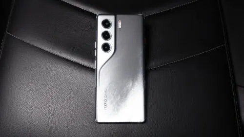 Этот Tecno — лучший среднебюджетник бренда. У него шикарный экран и крутые камеры