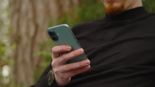 iPhone 16 подешевел в России. Насколько выгодно его брать?