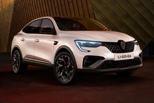 Renault Arkana снова можно купить в России. За кроссовер со смехотворным расходом топлива просят адекватные деньги