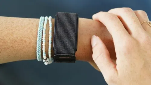 В России вышел загадочный фитнес-трекер Amazfit. У него нет экрана