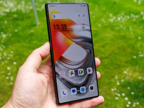 5 смартфонов, которые космически долго держат заряд. От бюджетного Tecno до топового Realme