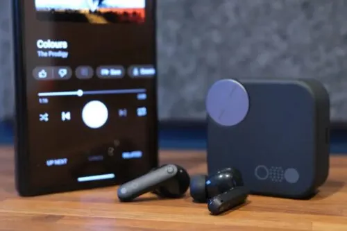 3 недорогие, но крутые модели беспроводных наушников. Все — в пределах 5 тысяч рублей