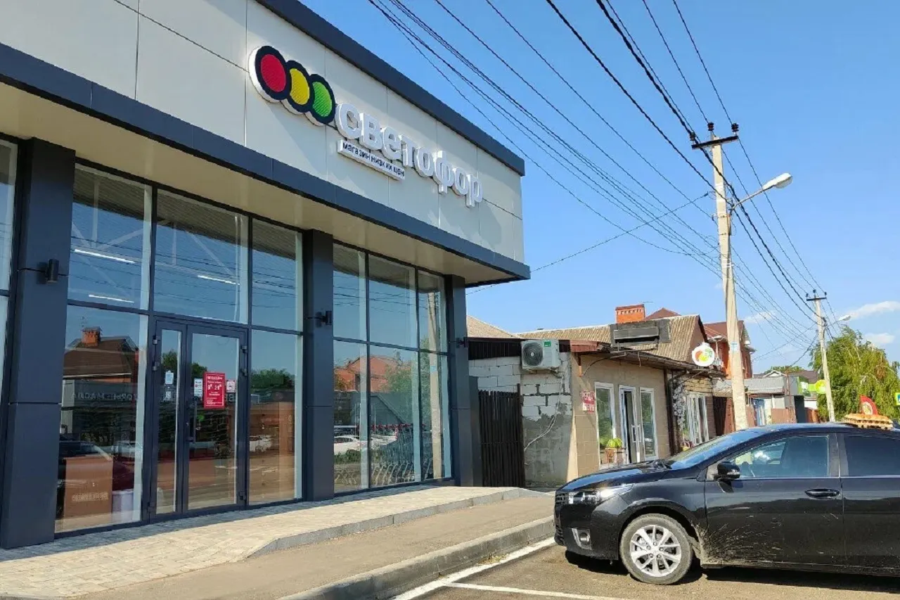 Блогер попробовал самые дешевые продукты в «Светофоре». Что можно брать в дискаунтере, а что нет?