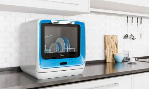 Посудомойка Midea подойдет даже для маленькой кухни. Её можно поставить на стол и управлять через Алису