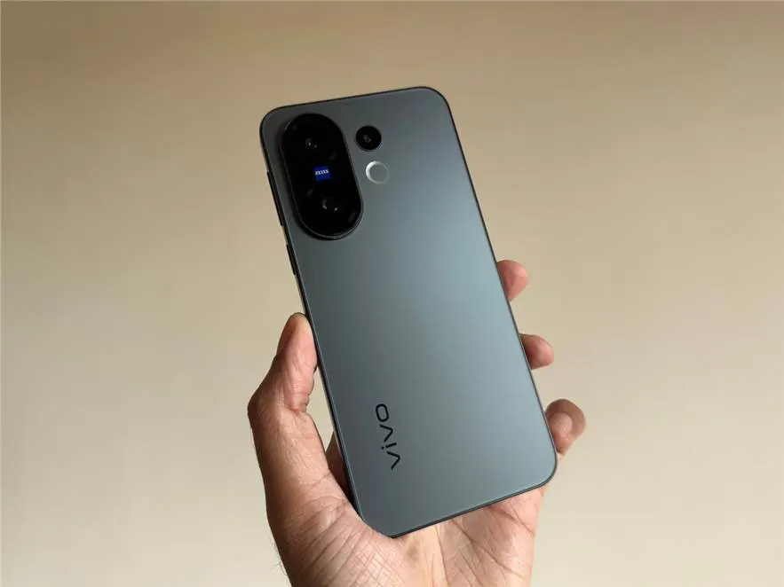 Про этот смартфон Vivo никто не знает, а зря. Компактный убийца флагманов в стиле iPhone 16