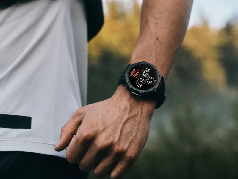 Мощные часы Amazfit T-Rex 3 Pro получили сверхъяркий экран и встроенный фонарик. А еще здесь новый GPS и месячная автономность