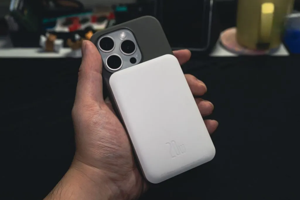 3 недорогих, но крутых пауэрбанка. Есть вариант даже с MagSafe