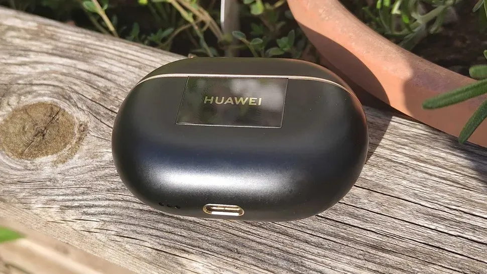 Флагманские наушники Huawei рухнули в цене. Теперь их можно брать не глядя 