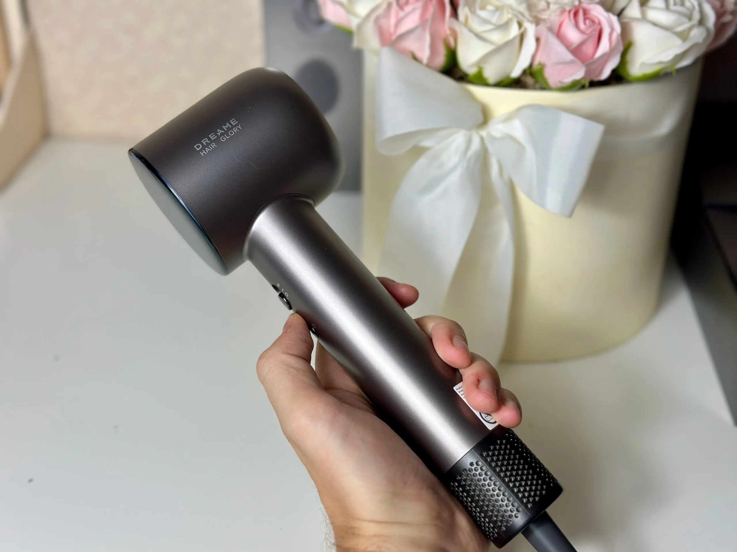 Мы протестировали новейший фен Dreame Hair Glory Mix. Он защищает от перегрева, а еще ароматизирует волосы