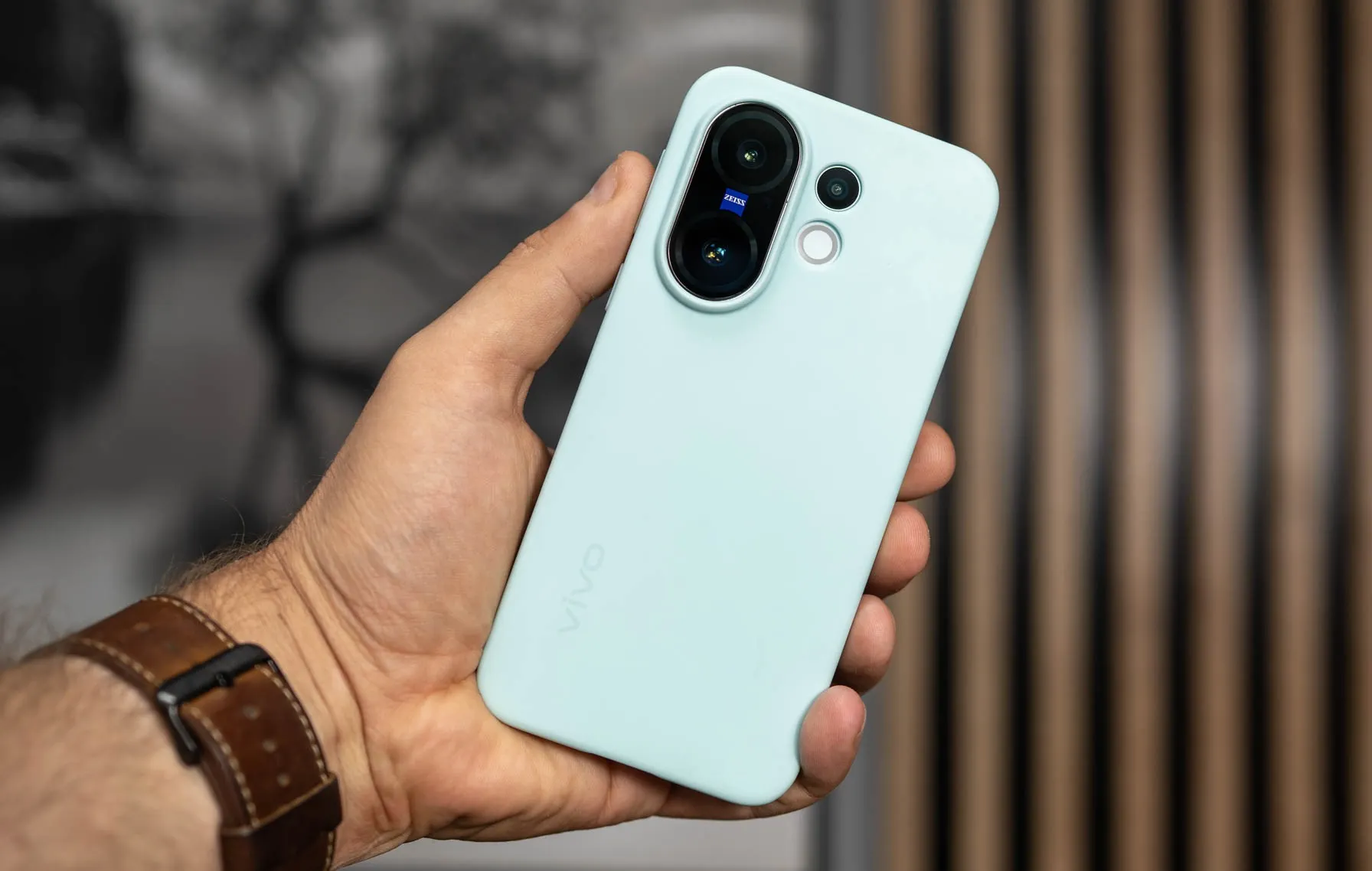 Что выбрать — Samsung Galaxy S25 или Vivo X200 FE? Это два топовых компактных смартфона